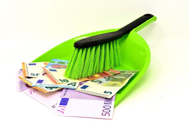 Inquilino moroso in un appartamento, simbolo di affitti non pagati e sfratto.