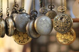 Catenine d'oro usate pronte per la vendita, con grafico dei prezzi in aumento sullo sfondo.