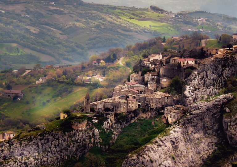 Vista panoramica della piccola Gerusalemme in Toscana, un luogo mistico ricco di storia e cultura.