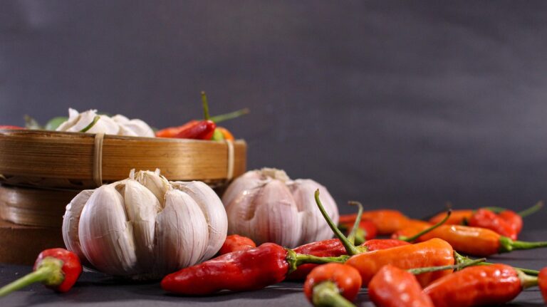 Spray all'aglio e peperoncino per eliminare afidi dalle piante in un'ora.