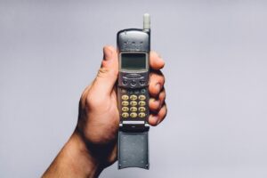 Vecchio telefono Nokia su un tavolo, simbolo di un possibile valore nascosto nel cassetto.
