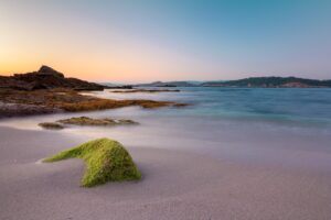 Spiaggia rosa in Sardegna con sabbia fine e mare cristallino, vista panoramica da ammirare.